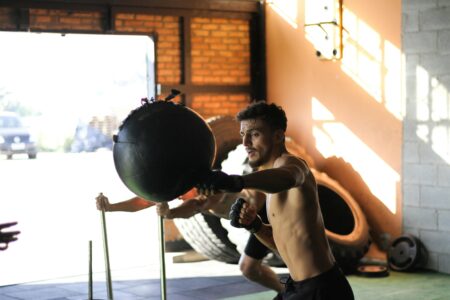 MMA Training mit Handschuhen für Kraft und Ausdauer